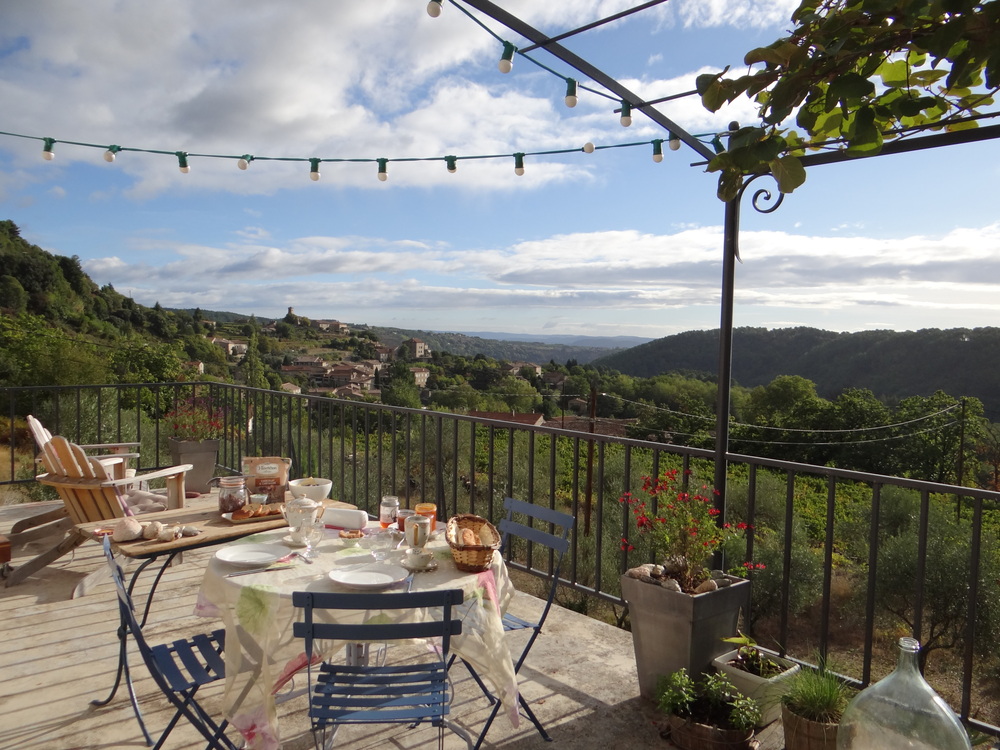 Petit déjeuner sur la terrasse