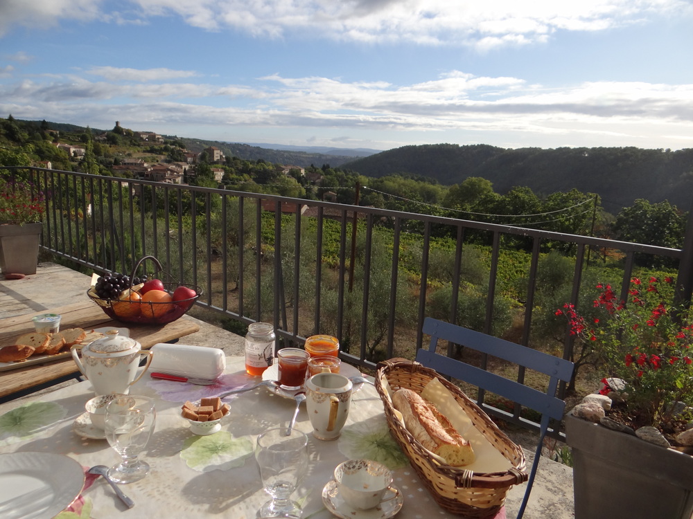 Petit déjeuner sur la terrasse